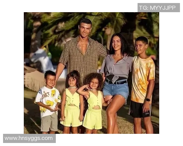 当足坛巨星携手同框闪耀绿茵演绎友谊与荣耀的完美瞬间